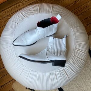 Frye White Leather Men’s Boots in Size 12
Red interior
